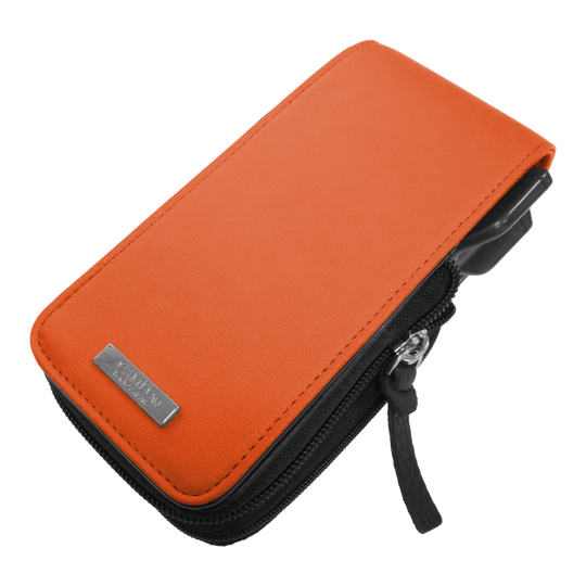 Das Bild zeigt ein orangefarbenes Etui mit Reißverschluss. Es ist vermutlich für das Aufbewahren von Darts oder Dartzubehör gedacht.