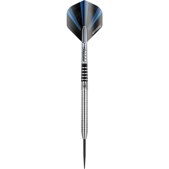 Das Bild zeigt einen Winmau Sabotage Steeldart. Der Dart hat ein silbernes, gerilltes Barrel und schwarze Flights mit blauen Akzenten.