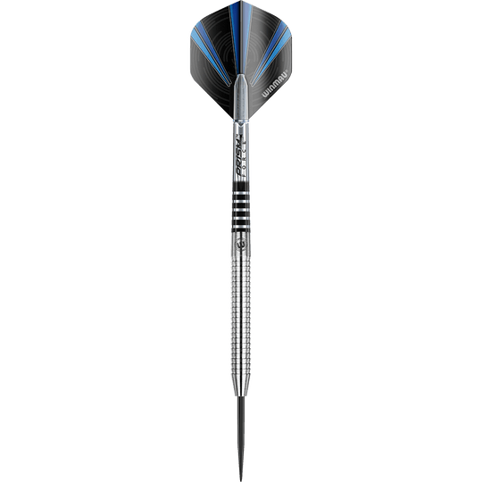 1086-20_Winmau_Sabotage_Steeldarts_1v0zzxEn63EPEG Das Bild zeigt einen Winmau Sabotage Steeldart. Der Dart hat ein silbernes, gerilltes Barrel und schwarze Flights mit blauen Akzenten.