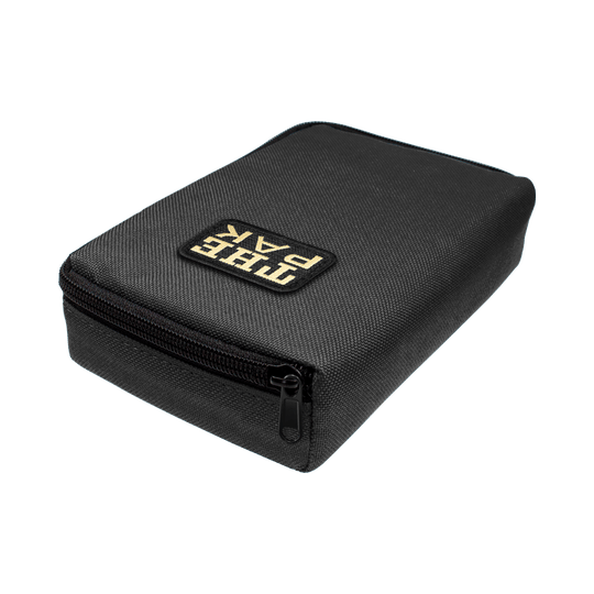 705TP_The_Pak_Dartcase_Schwarz_2 Auf dem Bild ist das Produkt „The Pak Dartcase“ zu sehen. Es handelt sich um ein schwarzes Etui mit Reißverschluss und Logo auf der Oberseite.