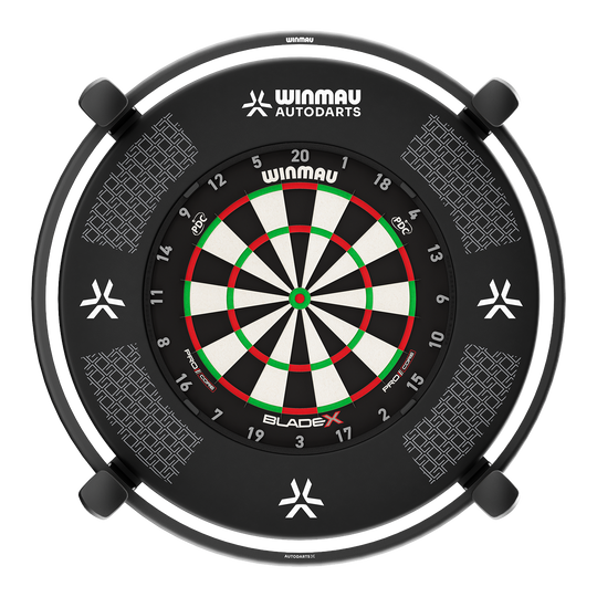 Gezeigt wird das Winmau Autodarts X Autoscoring-System. Das Gerät erleichtert das Zählen der Darts-Punkte durch seine automatische Erkennung.