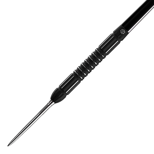 Das Bild zeigt den Caliburn Sword S2 Steeldart. Der Dartpfeil hat ein schwarzes, geriffeltes Griffstück und eine silberne Spitze.