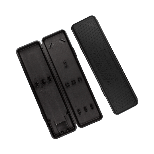 Plastikbox-Harrows6zrmsWC1nCUzw Das Bild zeigt ein leeres, geöffnetes schwarzes Darts-Etui der Marke Harrows. Der Deckel mit der Aufschrift „Harrows“ liegt neben dem Etui.