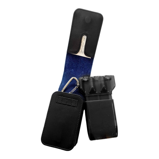 Auf dem Bild ist ein schwarzes Dart-Etui mit blauem Innenfutter zu sehen. Das Etui ist geöffnet und zeigt einen darin befindlichen schwarzen Behälter für Darts.