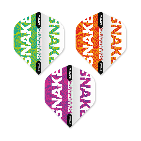 X0587_Red_Dragon_Hardcore_Ionic_Snakebite_Flight_Selection_Pack1_1 Das Bild zeigt drei verschiedenfarbige Dart-Flights aus dem "Red Dragon Hardcore Ionic Snakebite Flight Selection Pack1". Die Flights sind in Grün, Orange und Pink gestaltet und tragen den Schriftzug "Snakebite Ionic".