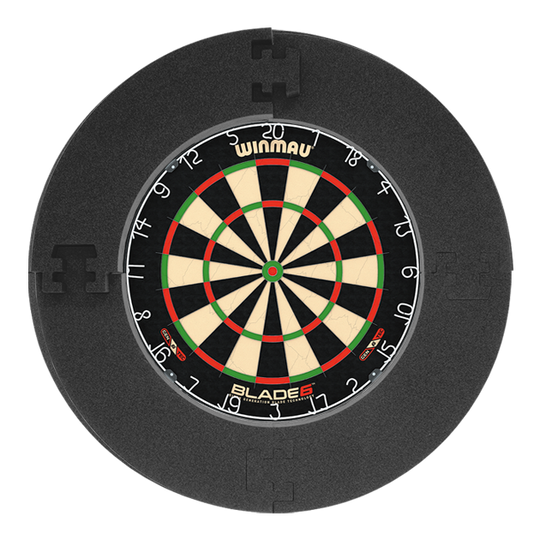 Winmau Blade 6 Bundle with 12 McDart steel darts and catch ring Das Bild zeigt das Winmau Blade 6 Bundle mit 12 McDart Steeldarts und einem schwarzen Catchring. Es handelt sich um ein Set für Dartspieler.