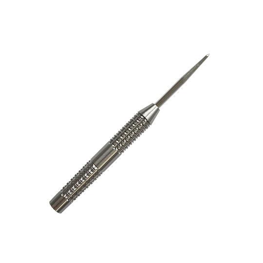 McDart SilverGrip Steeldart Barrels Das Bild zeigt einen silbernen Steeldart-Barrel mit feinem Rillenmuster für besseren Halt. Es handelt sich um das Produkt "McDart SilverGrip Steeldart Barrels".