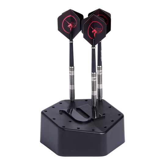 Unicorn dart stand Auf dem Bild ist ein schwarzer Dartständer mit drei Darts zu sehen. Der Ständer hat eine sechseckige Form und ein "U"-Logo auf der Oberseite.