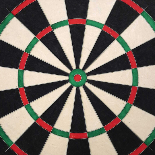 Mission Samurai Infinity steel dartboard Das Bild zeigt das Produkt "Mission Samurai Infinity Steeldartboard". Die Dartscheibe hat ein klassisches Design mit schwarzen, weißen, roten und grünen Segmenten.
