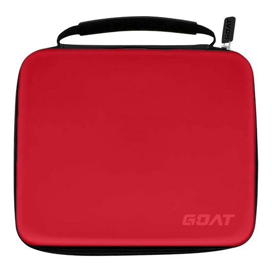 GOAT Locker XXL Dart Wallet Das Bild zeigt ein rotes Etui mit schwarzem Griff und Reißverschluss. In der unteren rechten Ecke steht das Wort „GOAT“.