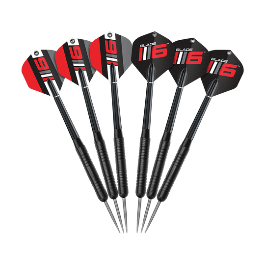 Abgebildet ist das Winmau Blade 6 Triple Core Set mit PDC Surround und 2 Sets Darts. Das Set enthält eine professionelle Dartscheibe mit Umrandung und zwei Dart-Sets.