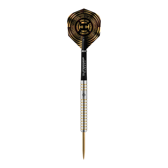 Harrows Anniversary Edition The Original Steeldarts Das Bild zeigt einen Harrows Anniversary Edition The Original Steeldart mit silbernem Schaft und goldenen Akzenten. Das Dartflight ist schwarz-gold gestaltet und trägt einen Jubiläumsaufdruck.