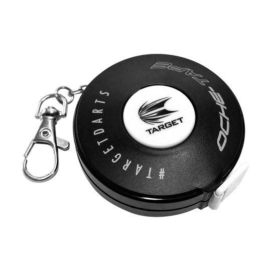 128810_Target_Oche-Tape_Abstandsmesser_Massband_1 Das Bild zeigt ein schwarzes Maßband mit dem Namen "Target Oche-Tape Abstandsmesser". Es hat einen Karabinerhaken und ein rundes Design mit dem Target-Logo in der Mitte.