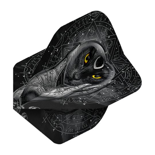 Alchemy Grimalkins Glass No2 Standard Flights Das Bild zeigt ein Dartflight mit einem schwarzen Katzenmotiv und leuchtend gelben Augen. Im Hintergrund sind mystische Symbole und eine beschriebene Hand zu sehen.