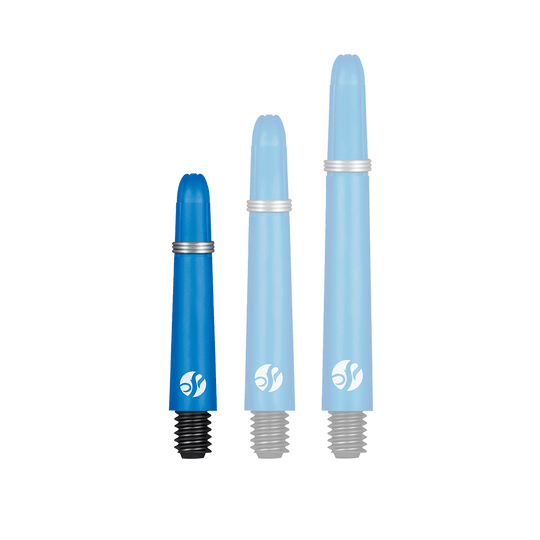 Auf dem Bild sind drei blaue Dartschäfte in verschiedenen Längen zu sehen. Sie haben schwarze Gewinde und silberne Ringe.