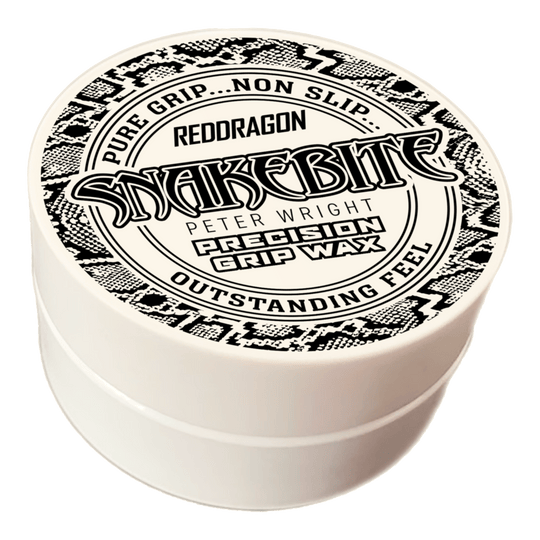 Red Dragon Peter Wright Snakebite Precision Grip Wax finger wax Das Bild zeigt eine runde Dose mit der Aufschrift "Red Dragon Peter Wright Snakebite Precision Grip Wax". Die Verpackung ist weiß mit einem schwarz-weißen Schlangenmuster und betont den festen, griffsicheren Halt.