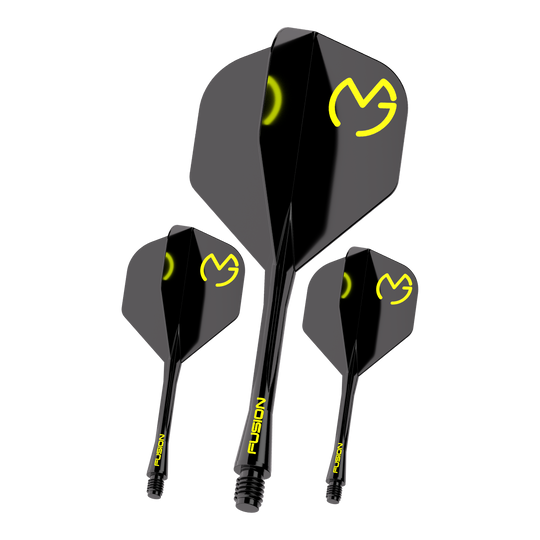 Winmau Fusion Flight Shaft System Michael Van Gerwen Pacman No2 Standard Das Bild zeigt drei schwarze Dartflights mit gelbem "MVG"-Logo und der Aufschrift "FUSION" auf den Schäften. Es handelt sich um das Produkt "Winmau Fusion Flight-Shaft-System Michael Van Gerwen Pacman No2 Standard".