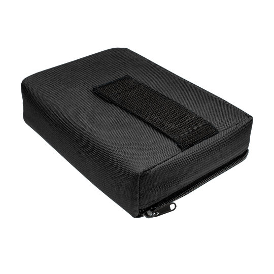 Das Bild zeigt das Produkt "The Pak Dartcase". Es ist ein schwarzes, rechteckiges Etui mit einem Reißverschluss und einer Schlaufe auf der Oberseite.