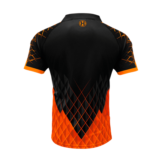 HRS-26234_Harrows_Paragon_Dartshirt_Orange_2 Das Bild zeigt das Harrows Paragon Dartshirt in Orange von hinten. Das Shirt ist überwiegend schwarz mit einem auffälligen orangefarbenen Muster und orangen Akzenten an den Ärmeln.