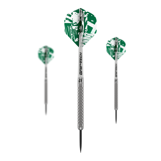 Das Bild zeigt drei GOAT Fairway V1 Tungsten Steeldarts mit grünen und weißen Flights. Die Darts haben silberne Griffe mit strukturiertem Muster und schwarzer Spitze.