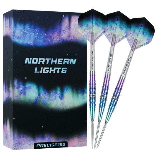 Hier sind die Precise 180 Northern Lights Steeldarts vollständig zu sehen. Die Darts liegen nebeneinander und zeigen ihre detailreiche Gestaltung.