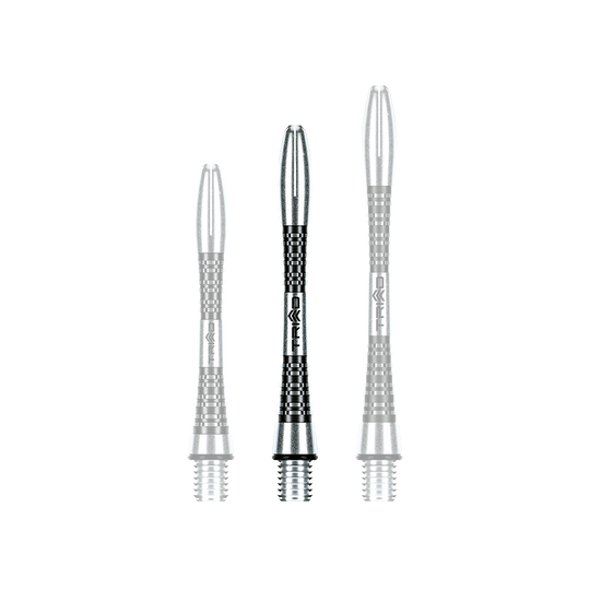 Auf dem Bild sind drei unterschiedlich lange Aluminium-Dartschäfte zu sehen. Sie sind silberfarben mit schwarzen Rillen und haben ein modernes, geriffeltes Design.