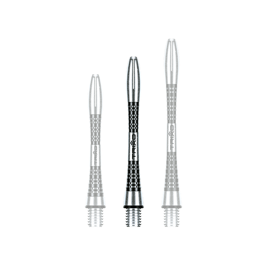 7013-401_Winmau_Triad_Aluminium_Shafts_Schwarz_41mm_1ne2osdBZLxjYH Auf dem Bild sind drei unterschiedlich lange Aluminium-Dartschäfte zu sehen. Sie sind silberfarben mit schwarzen Rillen und haben ein modernes, geriffeltes Design.