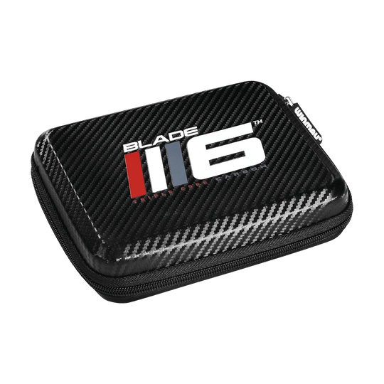 8134_Winmau_Blade_6_XL_Dartcase_1 Das Bild zeigt ein Winmau Blade 6 XL Dartcase. Die Darttasche ist schwarz mit einem Carbon-Look und einem großen "Blade 6" Logo auf dem Deckel.