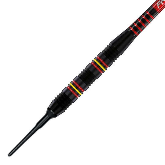 Das Bild zeigt einen Winmau Outrage V2 Black Coated Brass Softdart mit einem Gewicht von 18g. Der Dart ist schwarz beschichtet und hat rote und gelbe Akzentringe auf dem Griffstück.