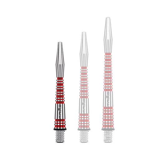 Das Bild zeigt drei verschieden lange, rot-silberne Aluminium-Dartschäfte. Sie haben ein geriffeltes Design und sind für den Gebrauch mit Dartpfeilen bestimmt.