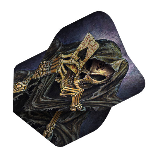 ALC2_Alchemy_Reapers_Ace_Standard_Flights_2 Das Bild zeigt das Produkt "Alchemy Reapers Ace No2 Standard Flights". Es zeigt einen Sensenmann mit Kapuze, der eine Spielkarte mit einem Pik-Ass hält.