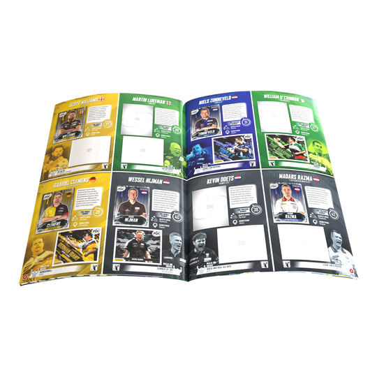 Panini PDC World Darts Championship 2025/26 - Official Sticker Hardcover Collector's Album Das Bild zeigt das Panini PDC World Darts Championship 2025/26 - Official Sticker Hardcover Sammelalbum. Es ist ideal zum Sammeln und Aufbewahren von Dart-Stickern.