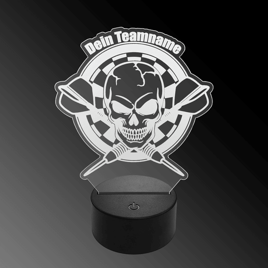 LED plexiglass dart lamp with custom text Das Bild zeigt eine LED-Lampe mit einem Plexiglas-Aufsatz in Form eines Totenkopfs vor einer Dartscheibe mit zwei gekreuzten Dartpfeilen. Oben steht der Schriftzug "Dein Teamname".