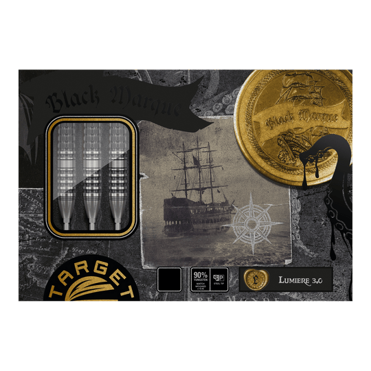 Die Abbildung zeigt die Verpackung der "Target Japan Black Marque Lumiere GEN3 Steeldarts". Auf der Verpackung sind drei Steeldarts, ein altes Segelschiff und ein goldener Münzenmotiv zu sehen.