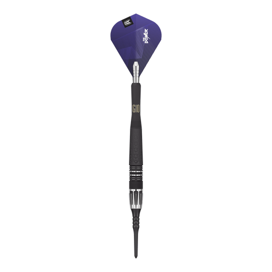 Target Phil Taylor Power 9Five GEN10 soft darts Das Bild zeigt einen modernen Softdartpfeil mit einem schwarzen und silbernen Schaft. Die Dartflügel sind lila und tragen die Aufschrift "Power".