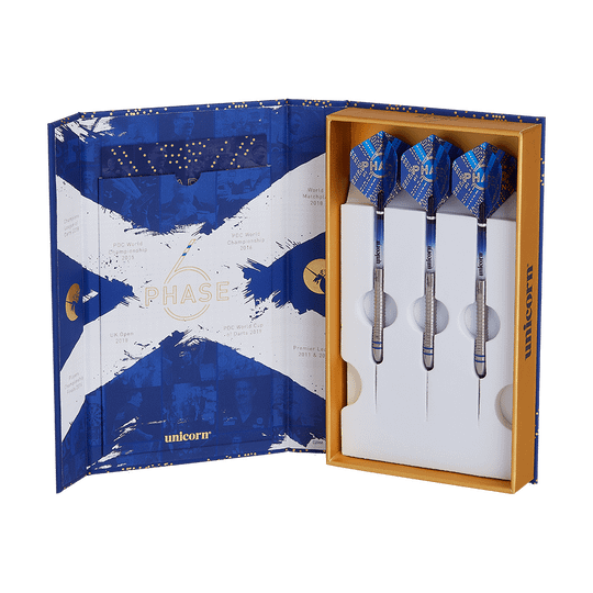 29030_Unicorn_World_Champion_Gary_Anderson_Phase_6_Steeldarts_3 Das Bild zeigt eine geöffnete Schachtel mit drei professionellen Steeldarts. Die Verpackung ist blau-weiß gestaltet und trägt die Aufschrift „Phase 6“ sowie den Markennamen „Unicorn“.