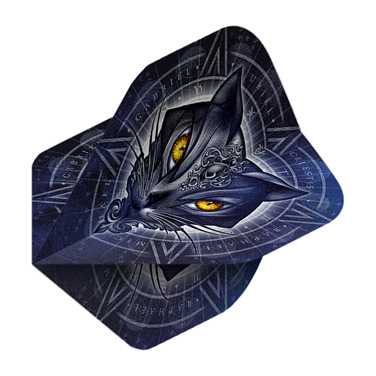 Alchemy Star Of Ailouros No2 Standard Flights Das Bild zeigt das Produkt „Alchemy Star Of Ailouros No2 Standard Flights“. Auf dem Flight ist ein dunkelblaues Katzenmotiv mit leuchtend gelben Augen und mystischen Symbolen abgebildet.