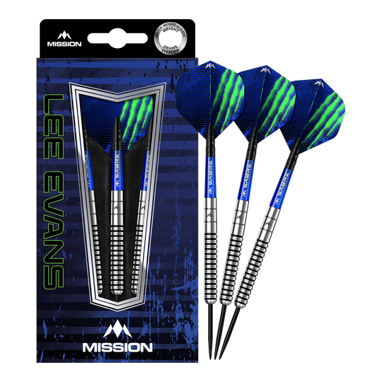 Das Bild zeigt die "Mission Lee Evans Black Electro Steeldarts" in ihrer Verpackung und daneben drei ausgepackte Darts. Die Darts haben blaue und grüne Flights sowie silberne und schwarze Griffe.
