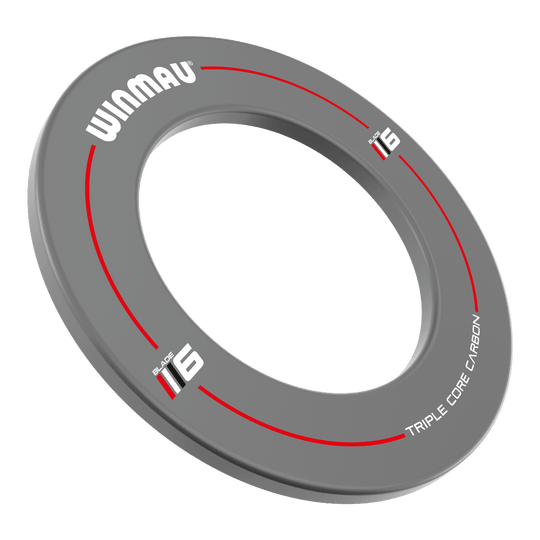 Winmau Blade 6 Design Dartboard Surround - Grau Das Bild zeigt das Winmau Blade 6 Design Dartboard Surround in Grau. Der graue Schutzring ist mit weißen und roten Akzenten sowie Schriftzügen versehen.