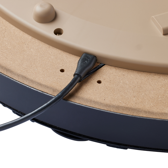 Unicorn Eclipse Smartboard steel dartboard Das Bild zeigt die Rückseite des Unicorn Eclipse Smartboard Steeldartboards mit einem angeschlossenen Kabel. Das Kabel ist in einen Anschluss an der braunen Rückseite des Dartboards eingesteckt.