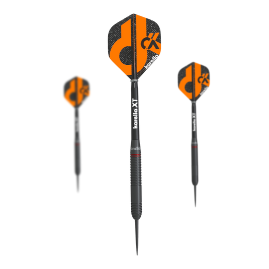Karella Daniel Klose steel darts Das Bild zeigt drei Steeldarts der Marke "Karella Daniel Klose". Die Flights sind schwarz und orange mit dem Kürzel "DK" und dem Karella-Logo bedruckt.