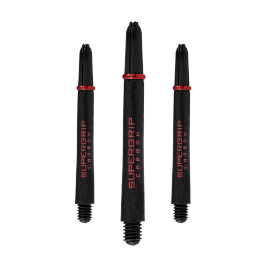 HR359_Harrows_Supergrip_Carbon_Shafts_Rot_47mm_1r6nxsmxQfR1hZ Das Bild zeigt drei schwarze Harrows Supergrip Carbon Shafts mit roten Akzenten. Auf den Schäften steht der Schriftzug „SUPERGRIP CARBON“ in roter Farbe.