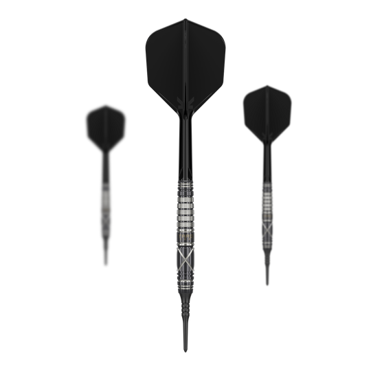 Das Bild zeigt drei schwarze Softdarts mit silbernen Ringen und markantem Design. Die Darts sind das Modell "Target Japan Black Marque Chaos 2" mit einem Gewicht von 19 Gramm.