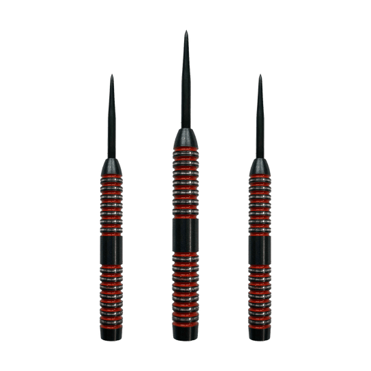 McDart Crimson Steeldart Barrels Das Bild zeigt drei McDart Crimson Steeldart Barrels mit schwarzen und roten Rillen. Sie stehen nebeneinander aufrecht mit den Spitzen nach oben.