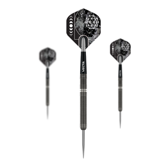 Winmau Callisto 01 Steeldarts Das Bild zeigt drei Winmau Callisto 01 Steeldarts mit einem modernen, schwarzen Design. Die Flights haben ein geometrisches Muster in Weiß und Grau.