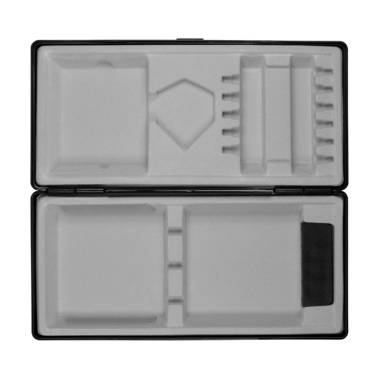 702-schwarz_ABS_Box_Schwarz_3 Die Abbildung zeigt eine geöffnete schwarze Aufbewahrungsbox mit speziell geformten Fächern im Inneren. Die Einsätze sind aus Schaumstoff und dienen zur sicheren Aufbewahrung verschiedener Gegenstände.