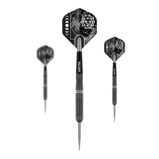 Winmau Callisto 03 Steeldarts Auf dem Bild sind drei Winmau Callisto 03 Steeldarts zu sehen. Die Pfeile haben ein modernes, dunkles Design mit geometrischen Mustern auf den Flights.