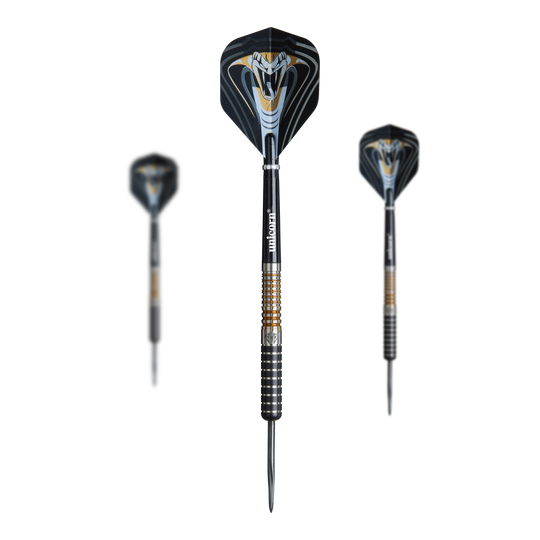 Auf dem Bild sind drei Steeldarts des Modells "Unicorn Maestro Jeffrey De Zwaan Phase 3" zu sehen. Die Darts haben schwarze Flights mit einem auffälligen, weißen Kobramotiv.