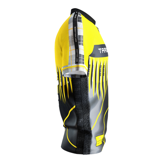 Das Bild zeigt das "Target Coolplay Scott Williams 2025 Dartshirt". Das Shirt hat ein auffälliges Design in Gelb, Schwarz und Grau mit modernen Mustern.