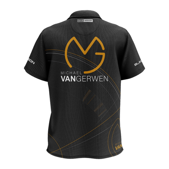 Winmau Limited Edition Tour Polo Dart Shirt Das Bild zeigt ein schwarzes Dartshirt mit goldenen und weißen Akzenten. Auf der Rückseite steht "Michael van Gerwen" zusammen mit einem großen, stilisierten "MVG"-Logo.
